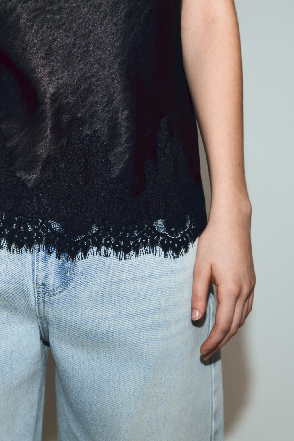 Майка-топ атласная с кружевом - цвет черный - 6