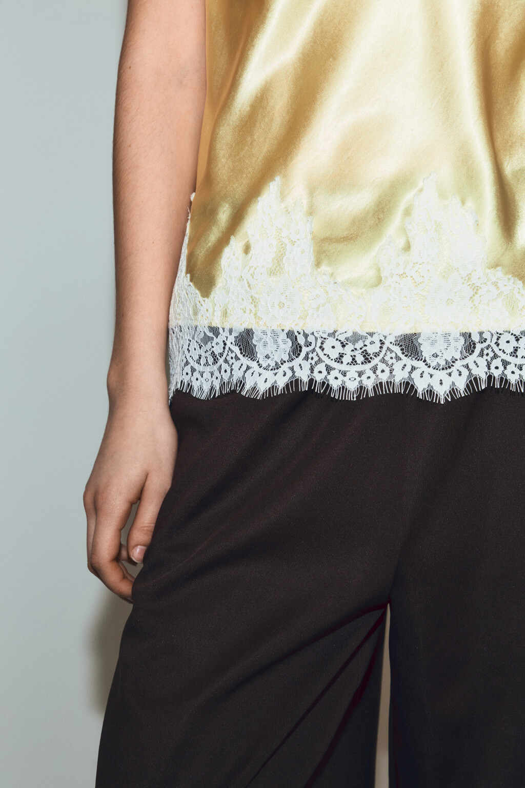 Майка-топ атласная с кружевом - цвет желтый - 6
