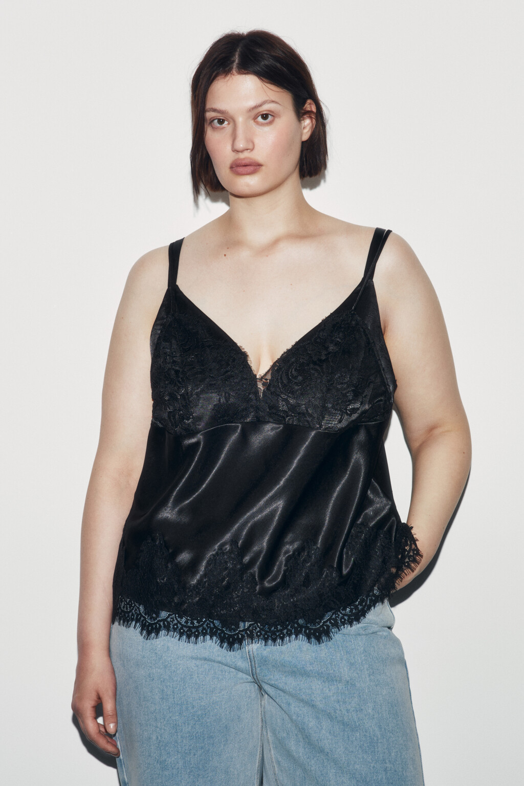 Майка-топ атласная с кружевом - цвет черный - 2