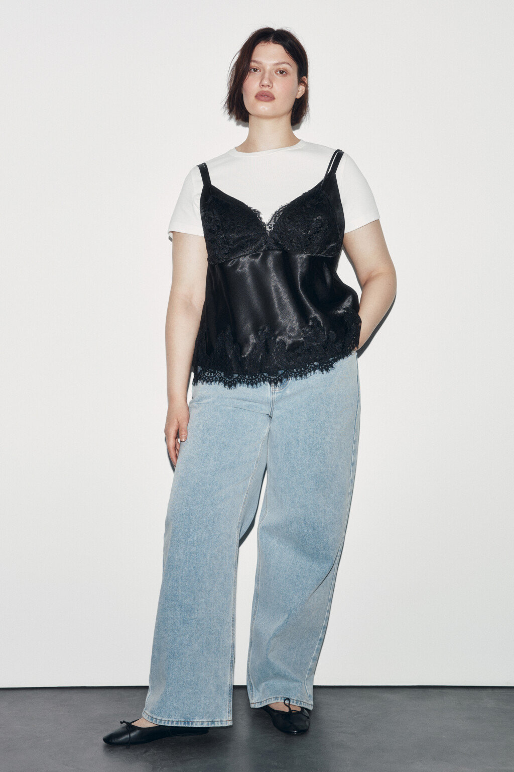 Майка-топ атласная с кружевом - цвет черный - 4