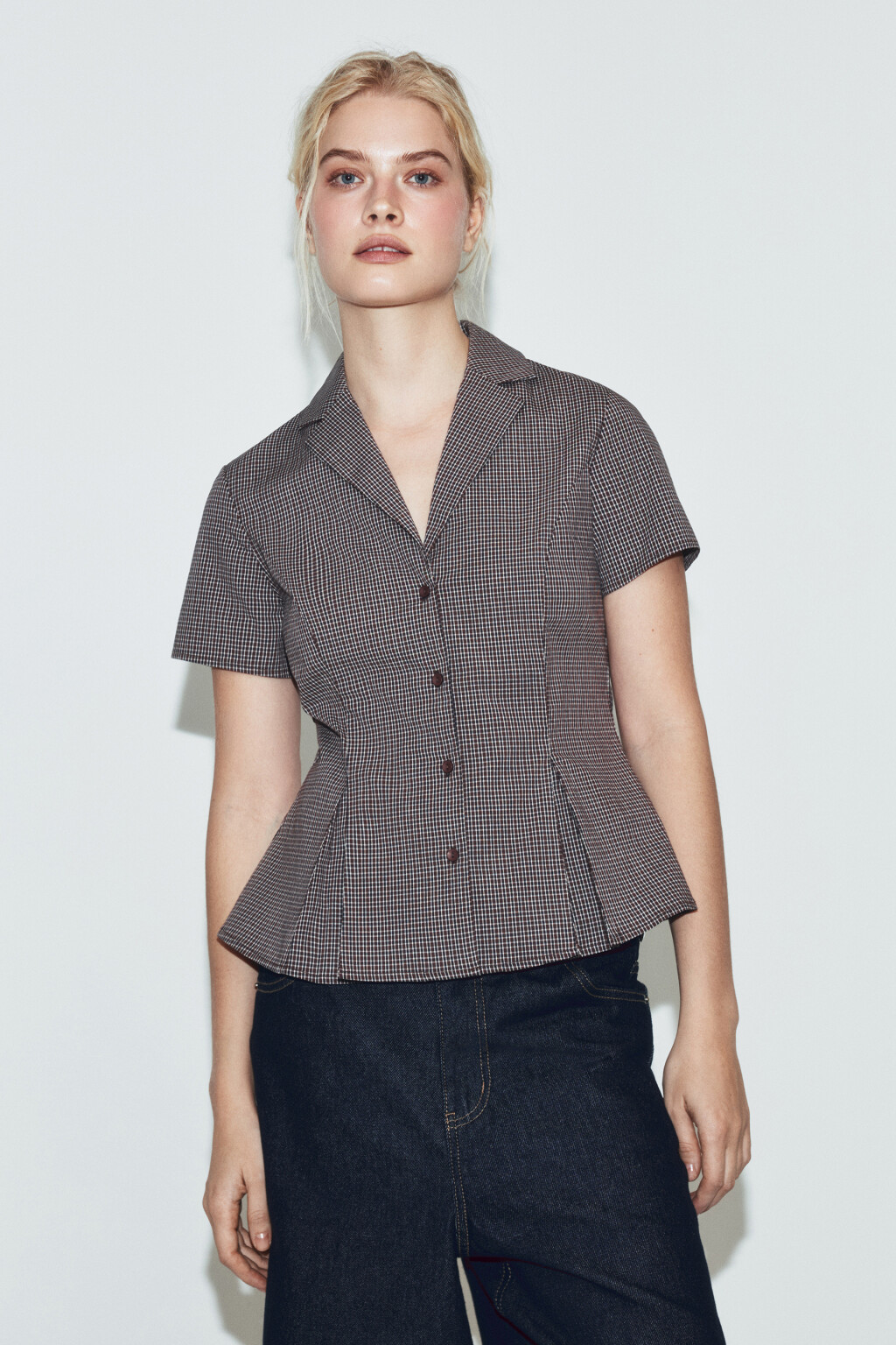 рубашка приталенная в клетку с защипами  - цвет коричневый - 2