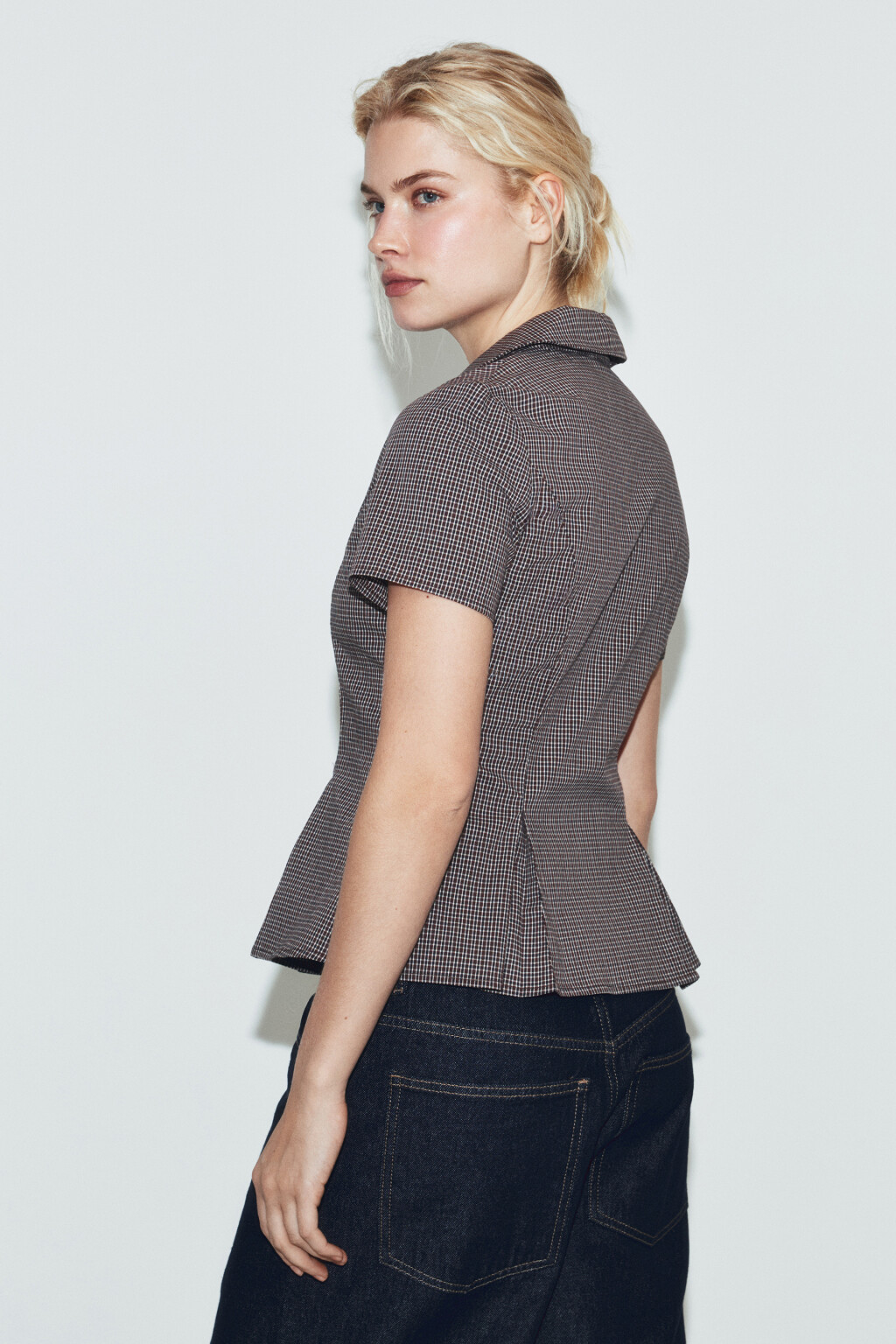 рубашка приталенная в клетку с защипами  - цвет коричневый - 3