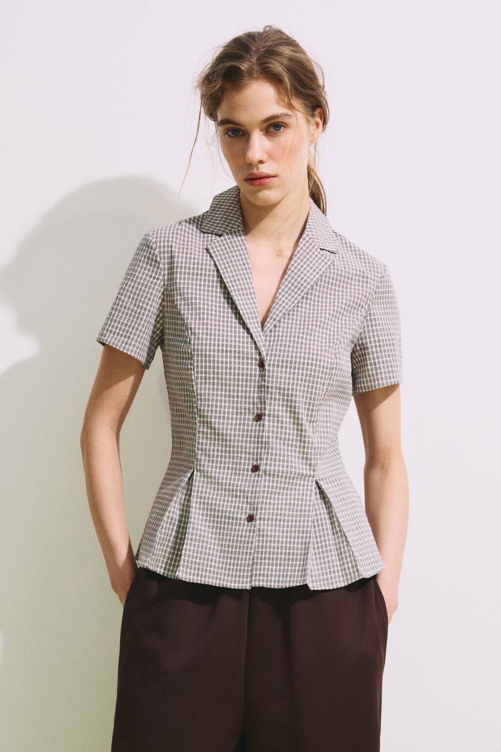 рубашка приталенная в клетку с защипами  - цвет бежевый - 2