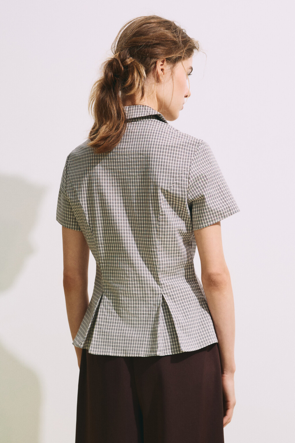 рубашка приталенная в клетку с защипами  - цвет бежевый - 3