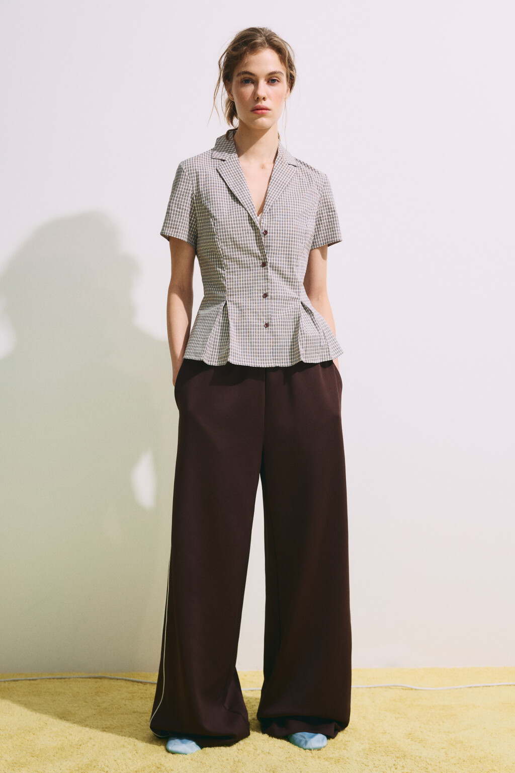 рубашка приталенная в клетку с защипами  - цвет бежевый - 4