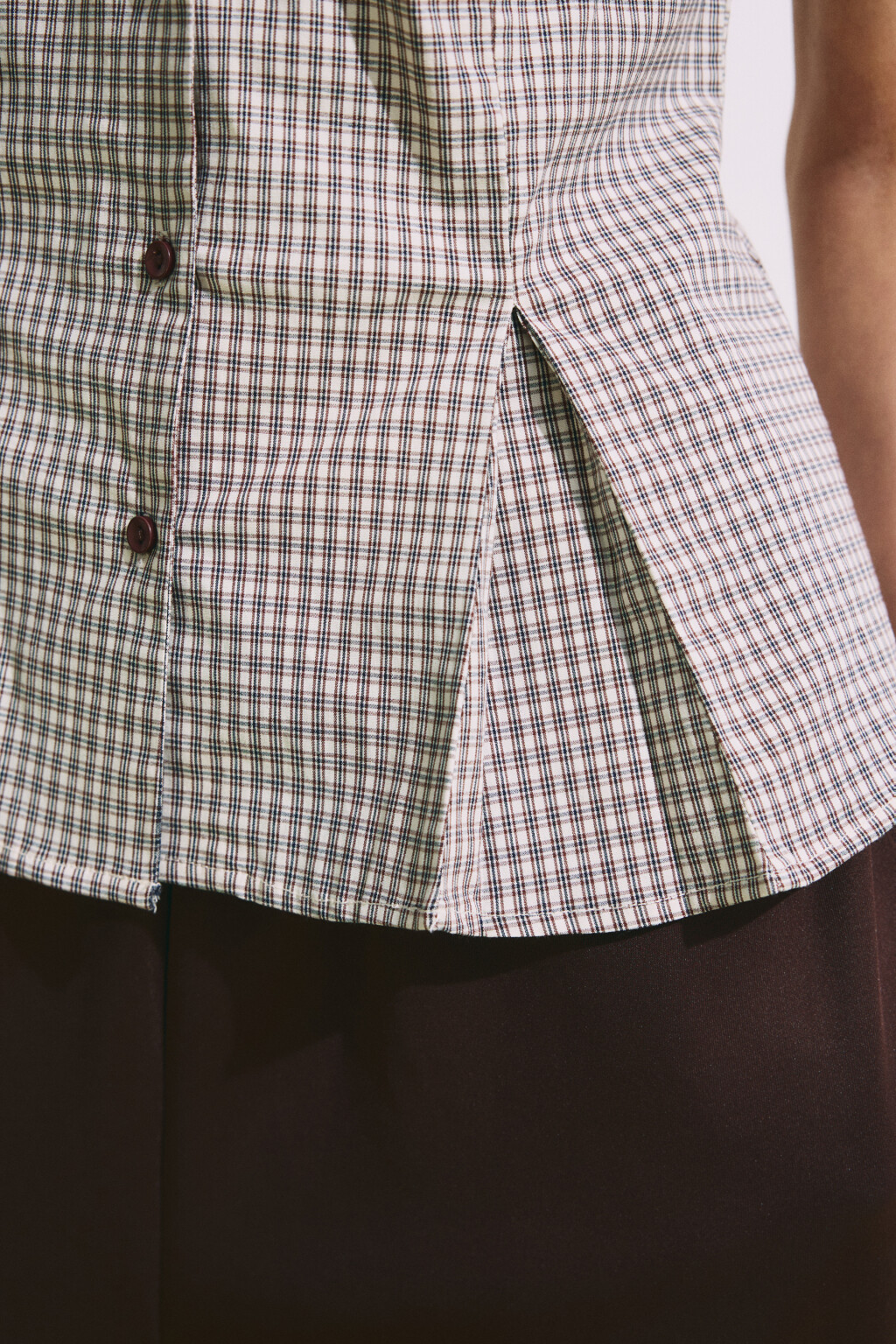 рубашка приталенная в клетку с защипами  - цвет бежевый - 5