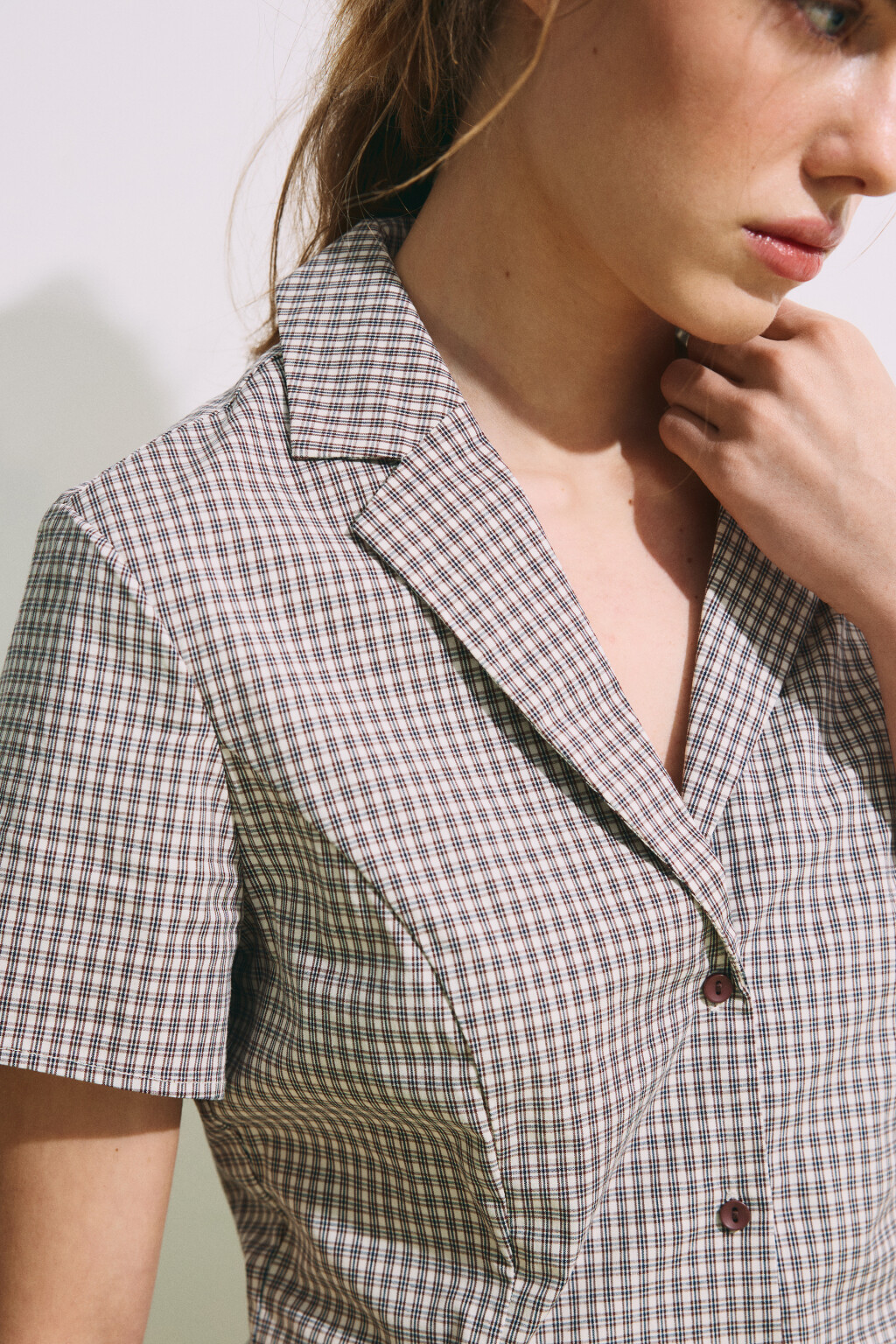 рубашка приталенная в клетку с защипами  - цвет бежевый - 6
