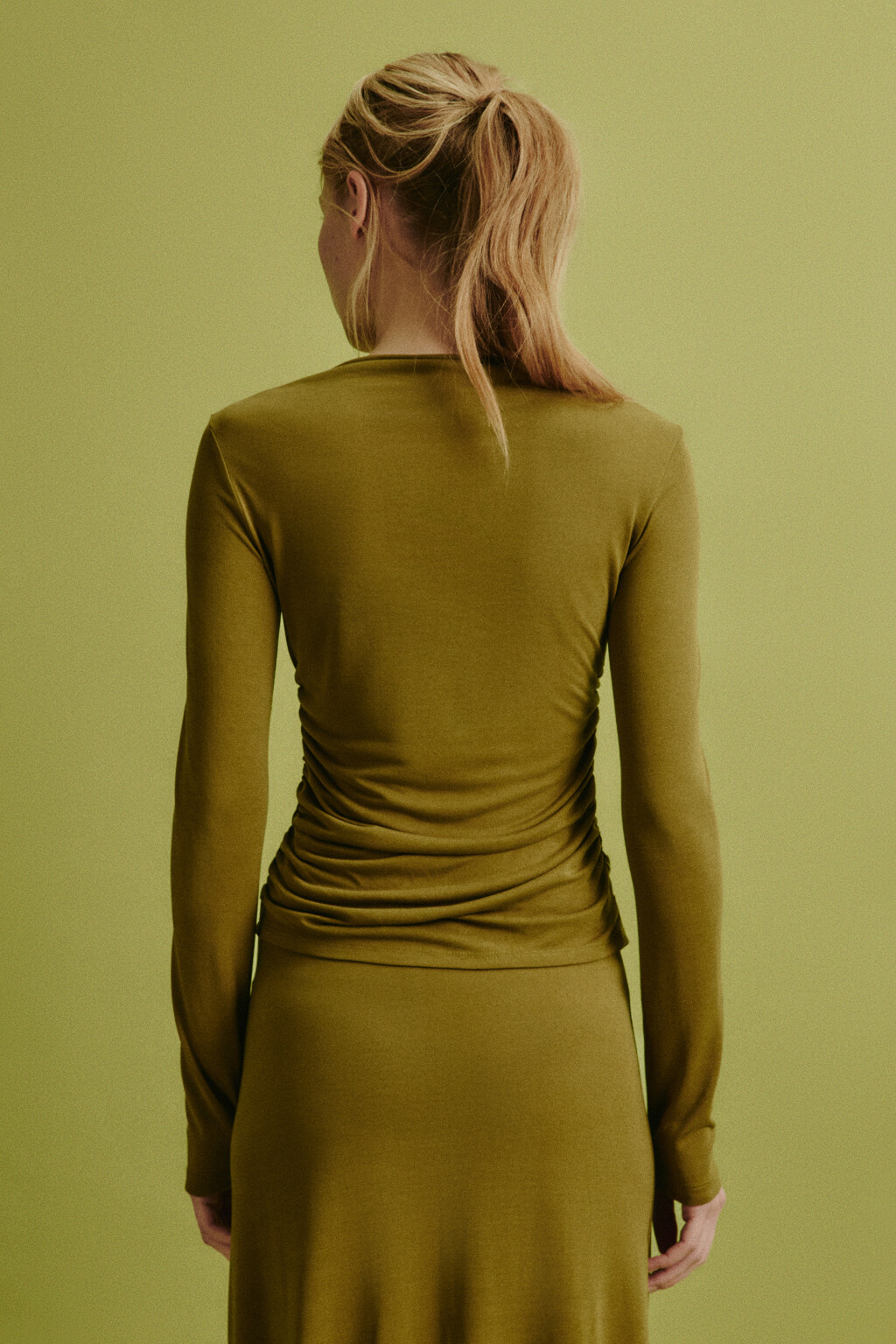 Лонгслив облегающий с декоративной сборкой - цвет зеленый - 4