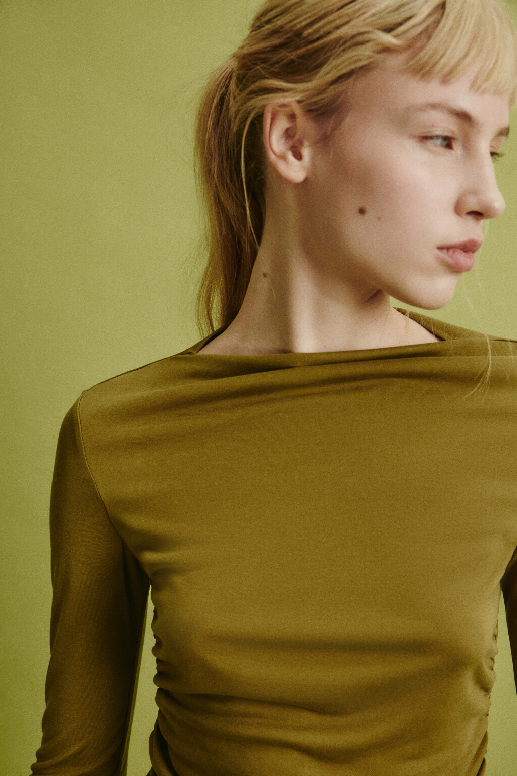 Лонгслив облегающий с декоративной сборкой - цвет зеленый - 7