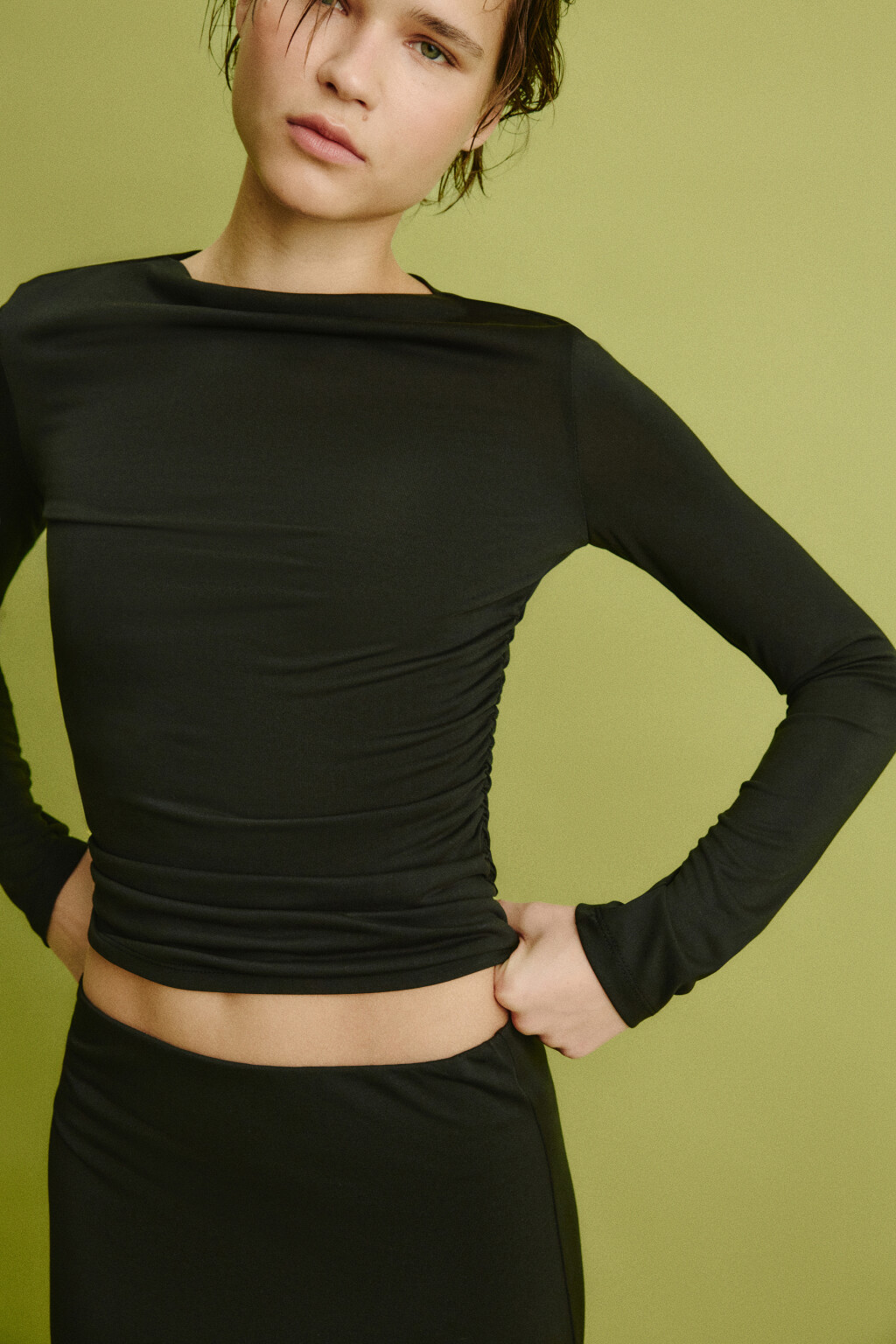 Лонгслив облегающий с декоративной сборкой - цвет черный - 1