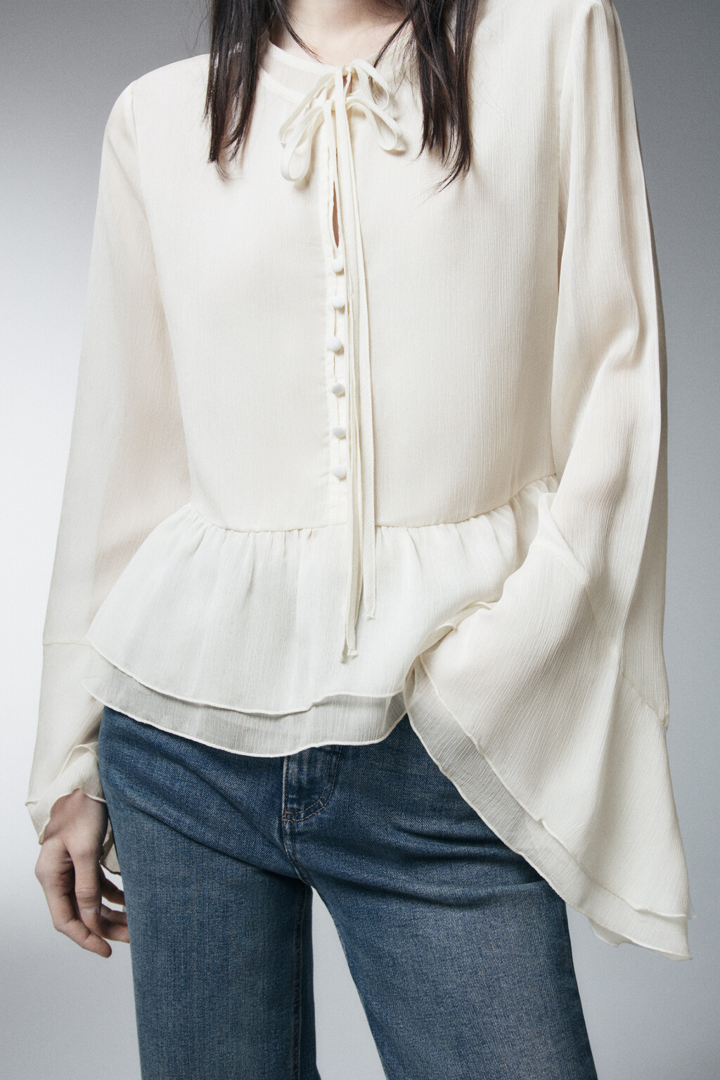 Блузка шифоновая на завязках с воланами - цвет молочный - 6