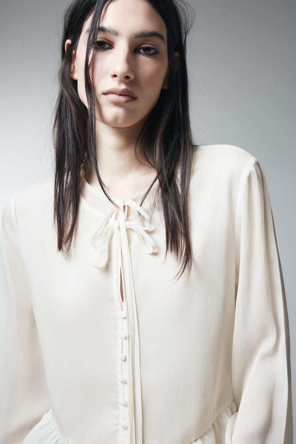 Блузка шифоновая на завязках с воланами - цвет молочный - 7