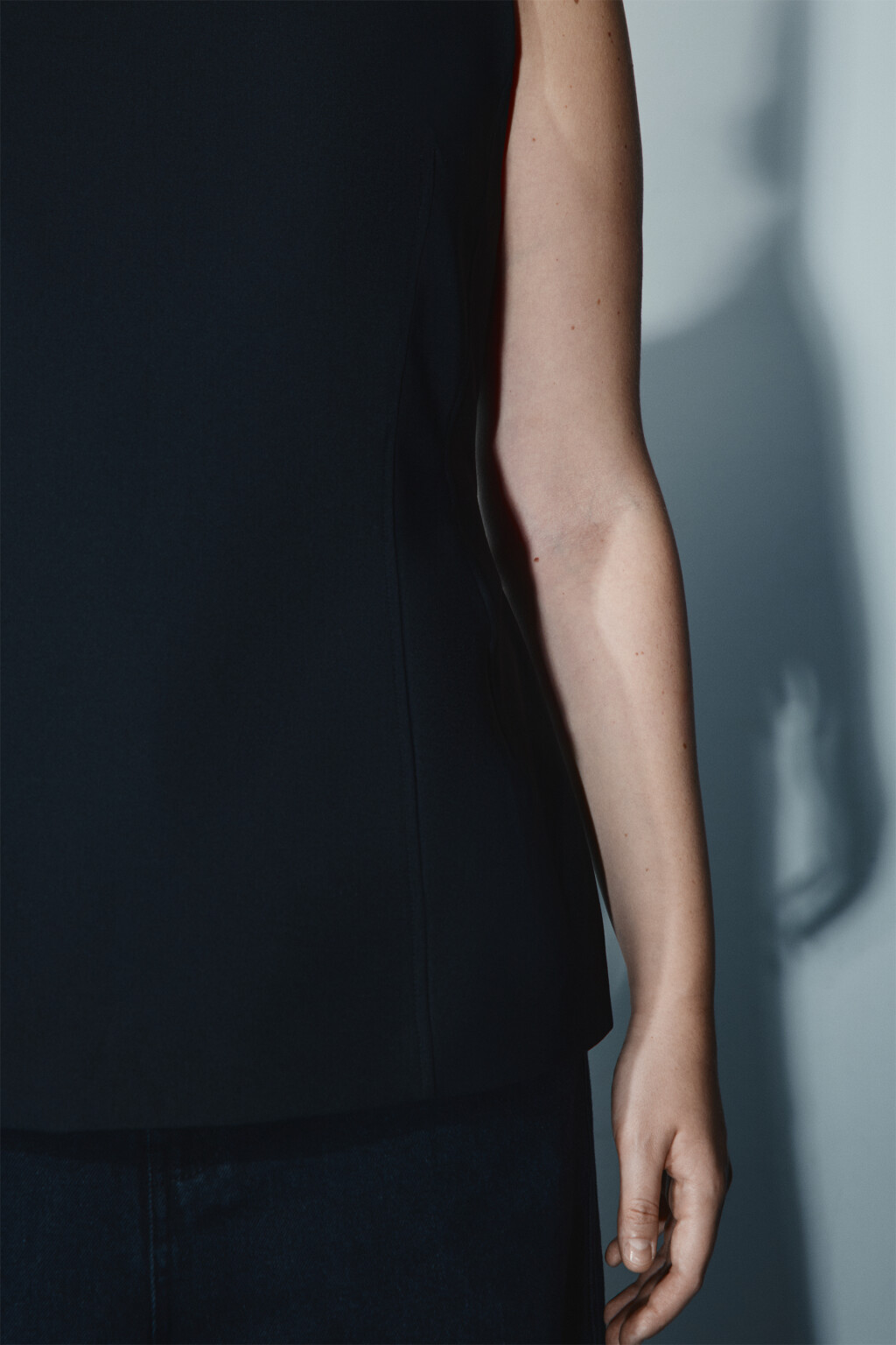 Блузка-жилет приталенная - цвет черный - 6