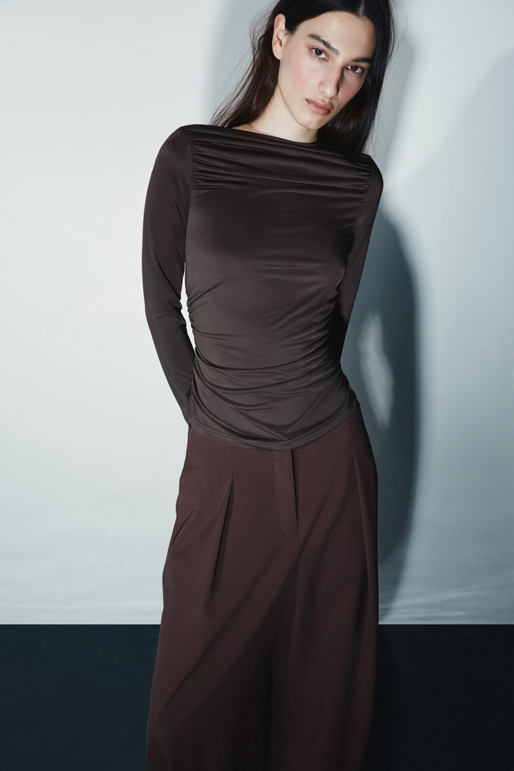 Блузка полуприлегающая с оборками - цвет коричневый - 1