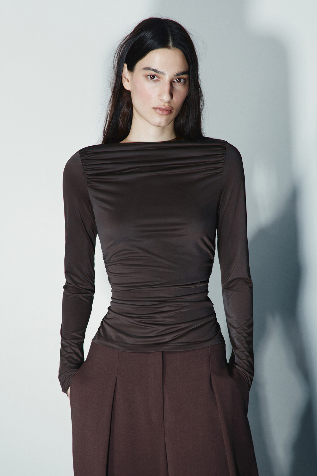 Блузка полуприлегающая с оборками - цвет коричневый - 2