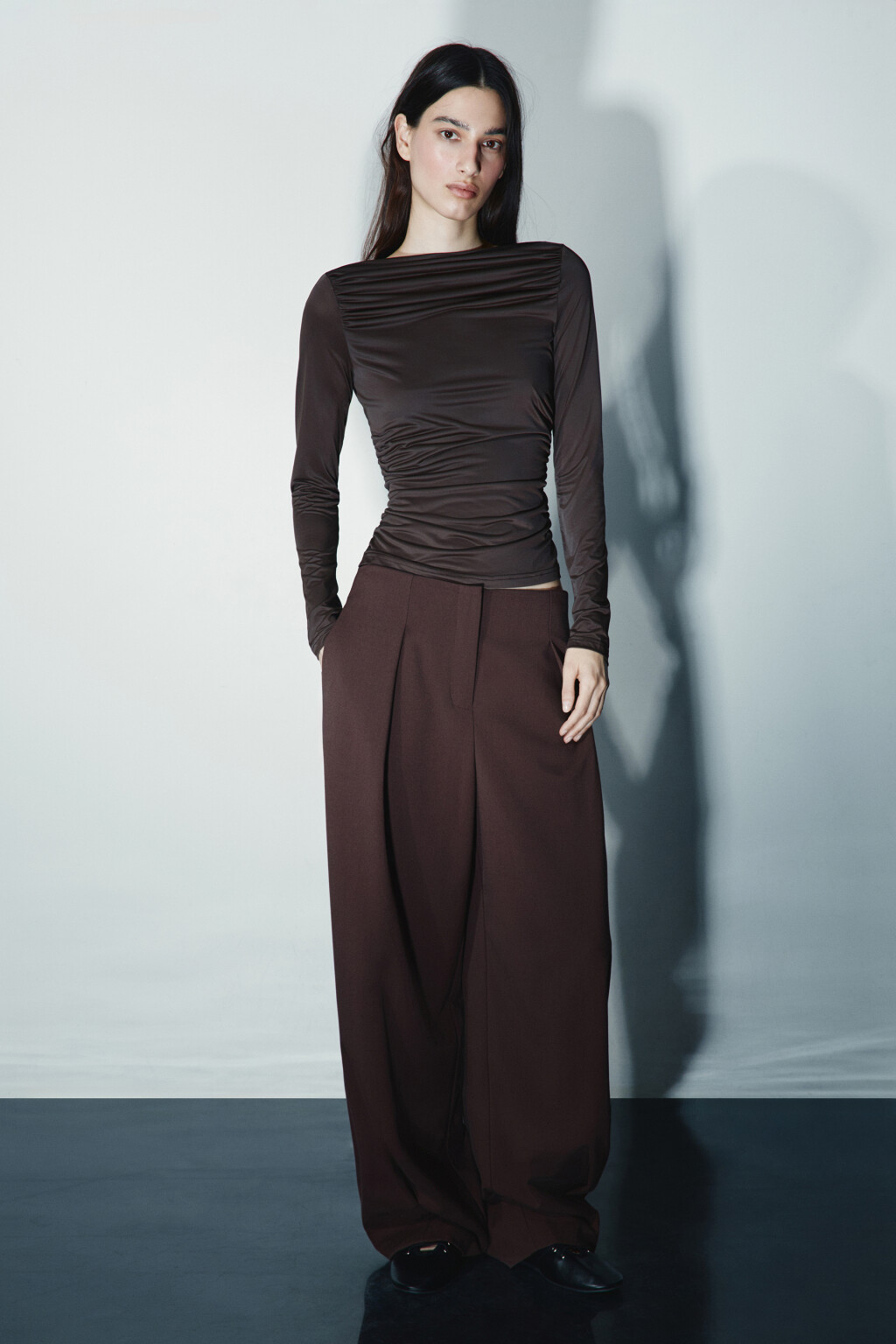 Блузка полуприлегающая с оборками - цвет коричневый - 4