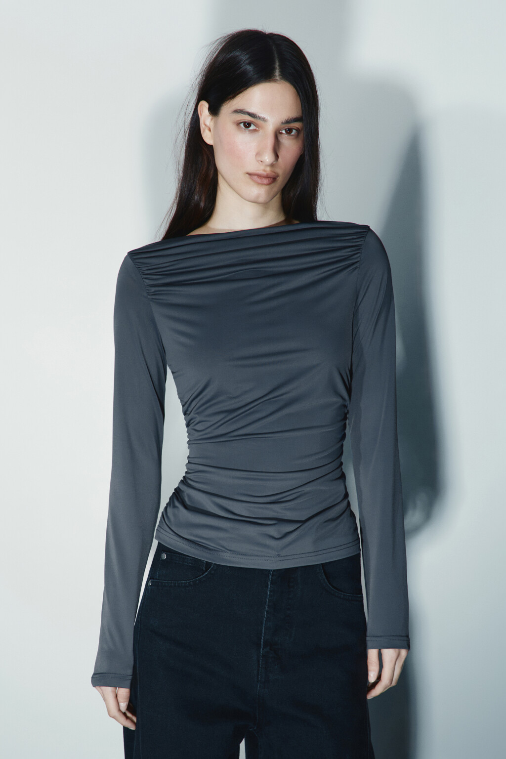Блузка полуприлегающая с оборками - цвет серый - 2
