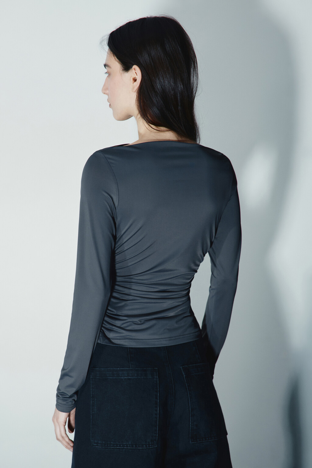 Блузка полуприлегающая с оборками - цвет серый - 3