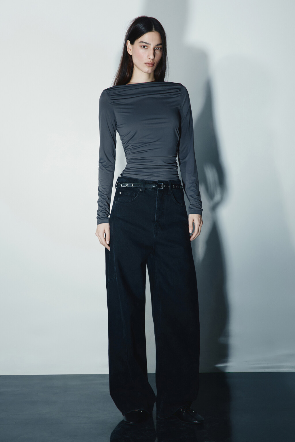 Блузка полуприлегающая с оборками - цвет серый - 4