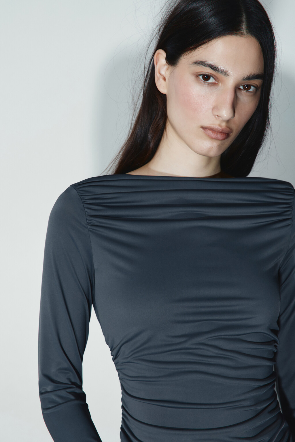 Блузка полуприлегающая с оборками - цвет серый - 5