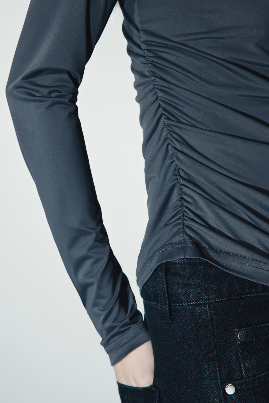 Блузка полуприлегающая с оборками - цвет серый - 6