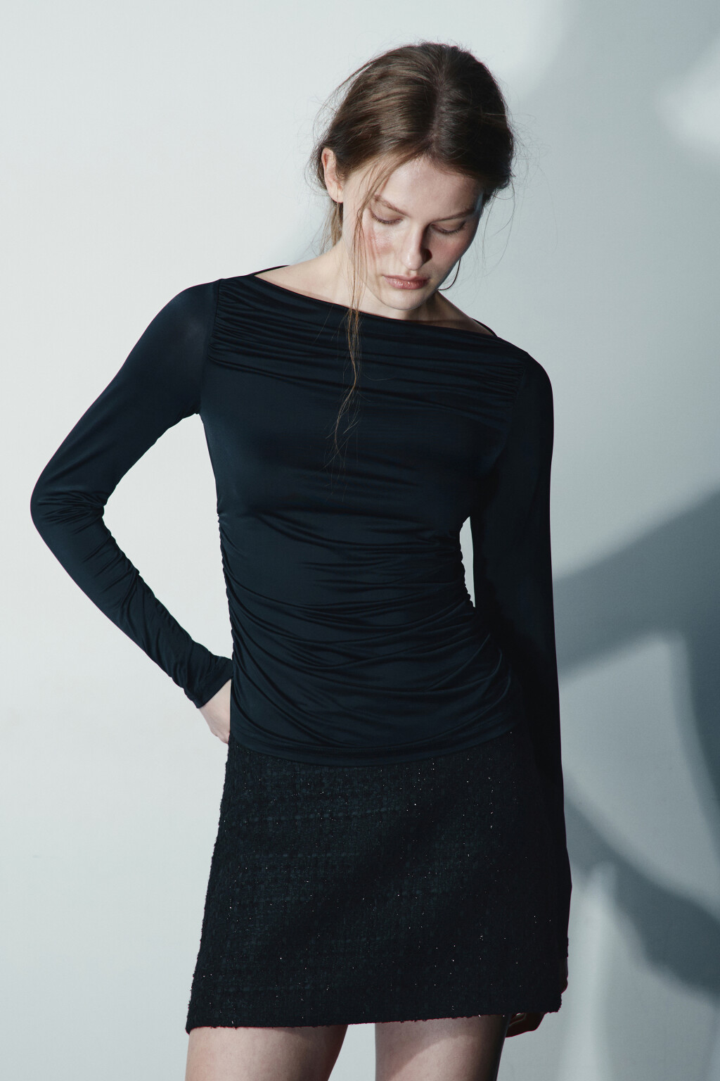 Блузка полуприлегающая с оборками - цвет черный - 2