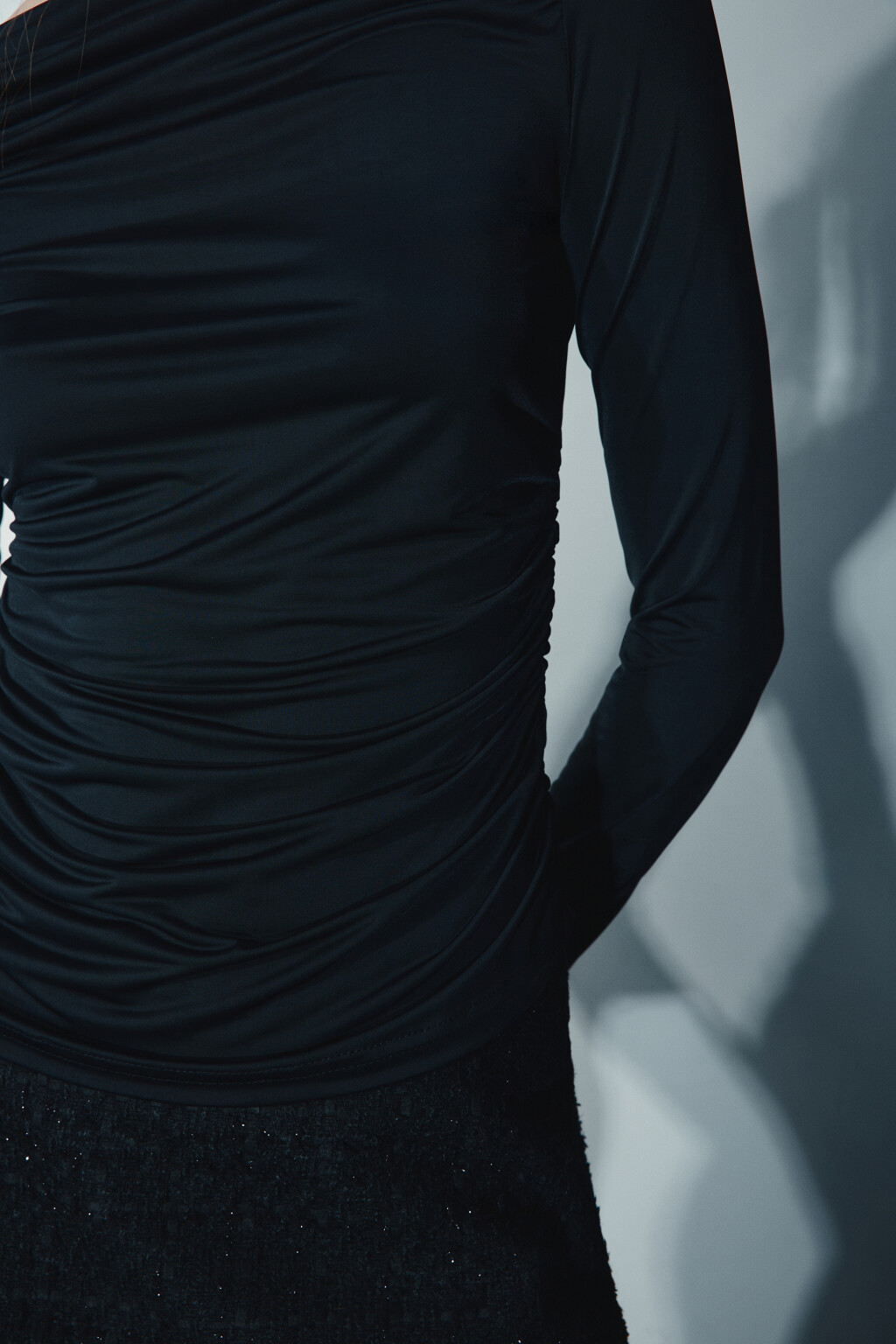 Блузка полуприлегающая с оборками - цвет черный - 5