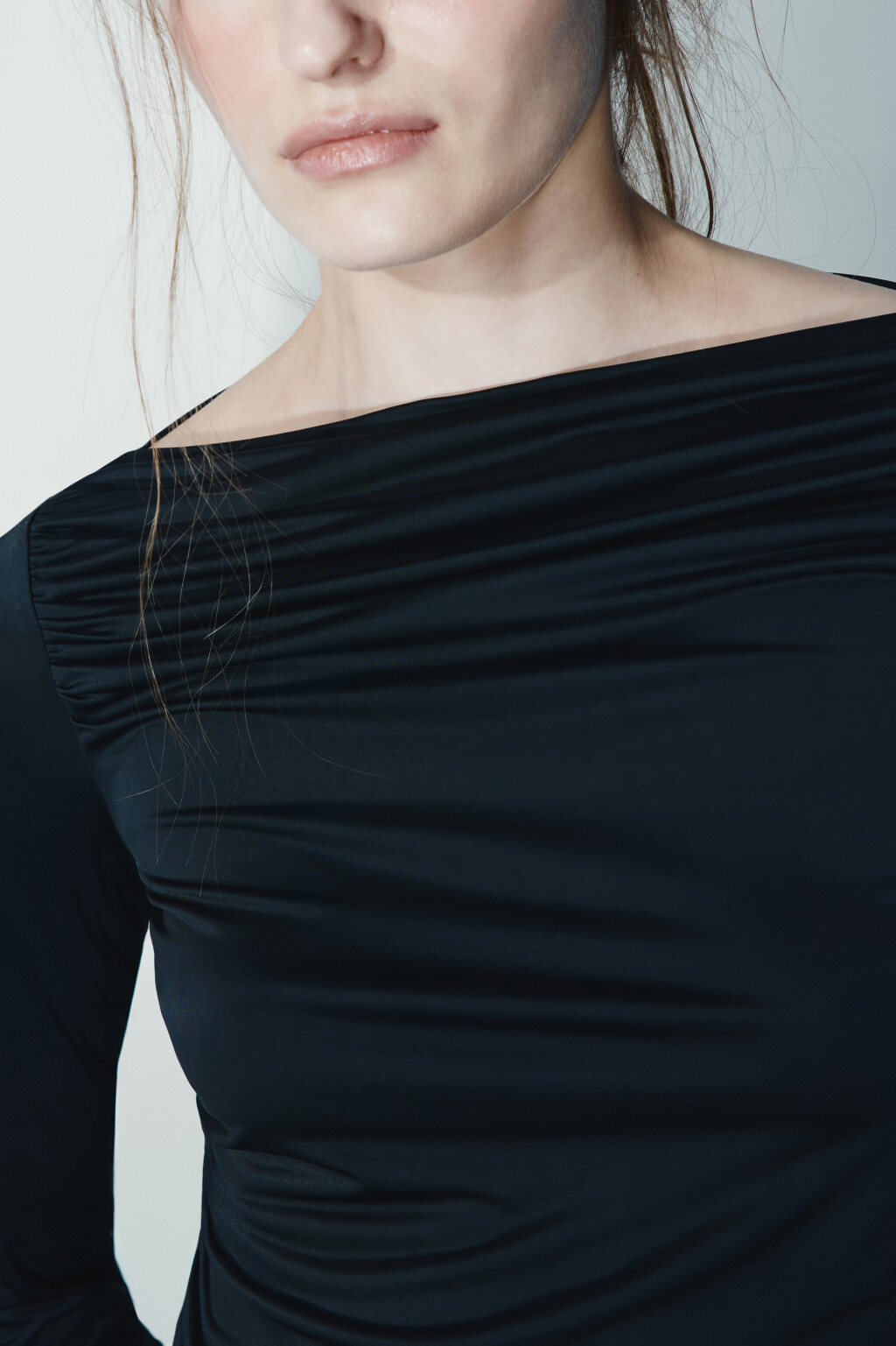 Блузка полуприлегающая с оборками - цвет черный - 6