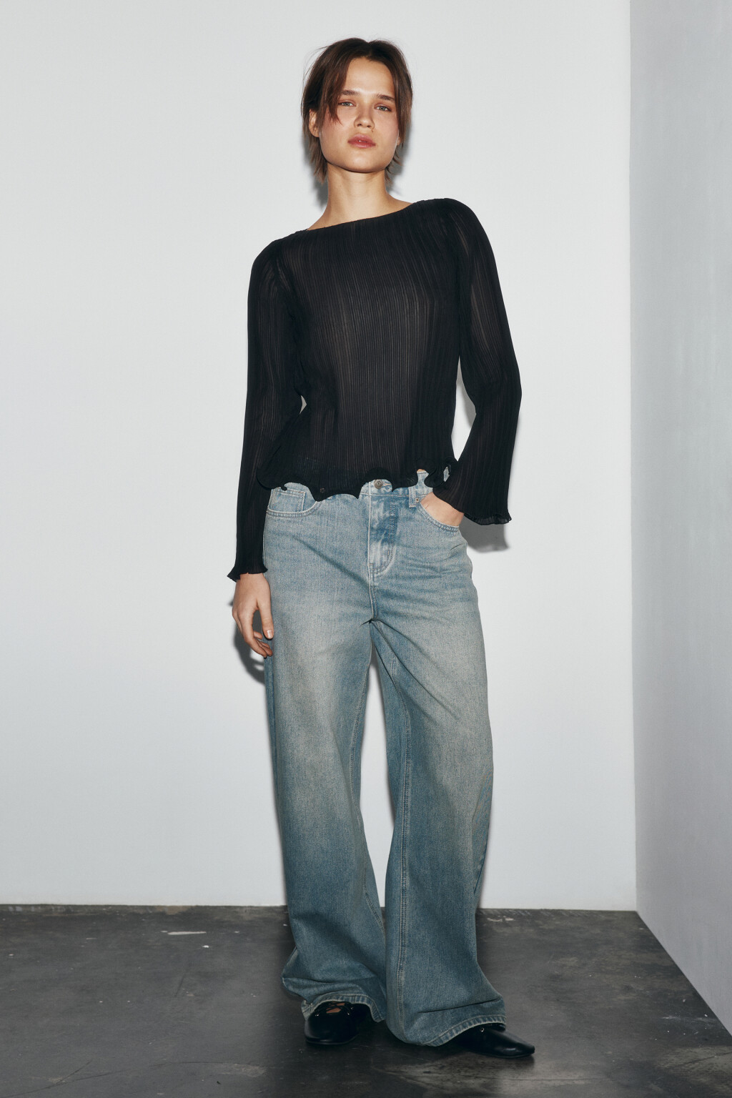 Блузка в рубчик с воланами - цвет черный - 4