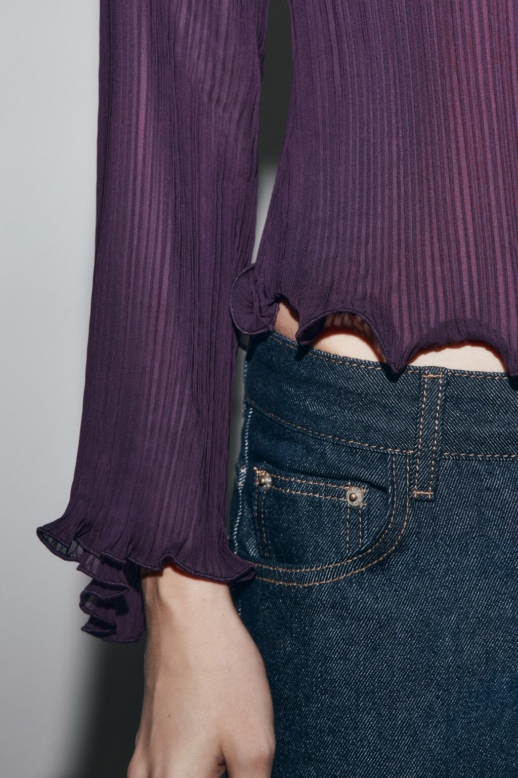 Блузка в рубчик с воланами - цвет фиолетовый - 7