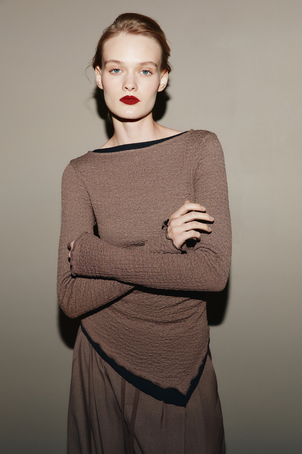 Лонгслив облегающий из жатой ткани - цвет коричневый - 1