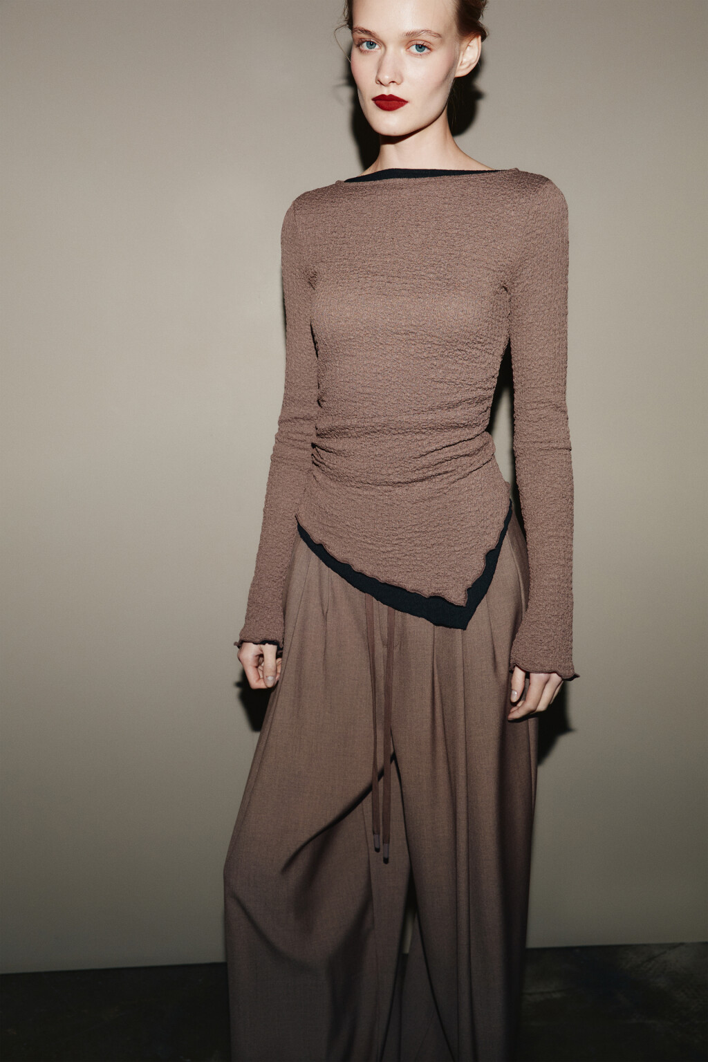 Лонгслив облегающий из жатой ткани - цвет коричневый - 2