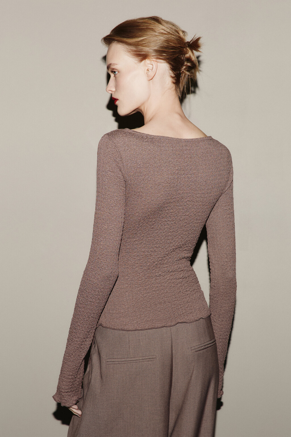 Лонгслив облегающий из жатой ткани - цвет коричневый - 4