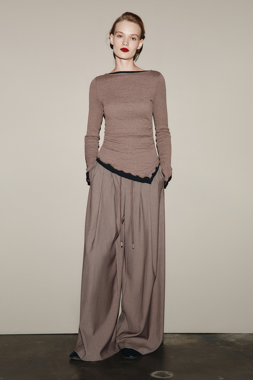 Лонгслив облегающий из жатой ткани - цвет коричневый - 5