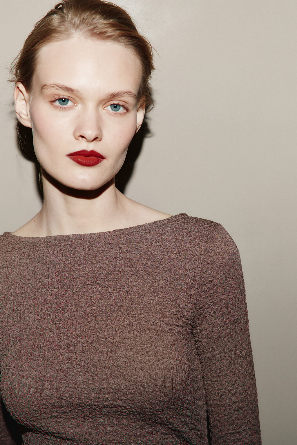 Лонгслив облегающий из жатой ткани - цвет коричневый - 6