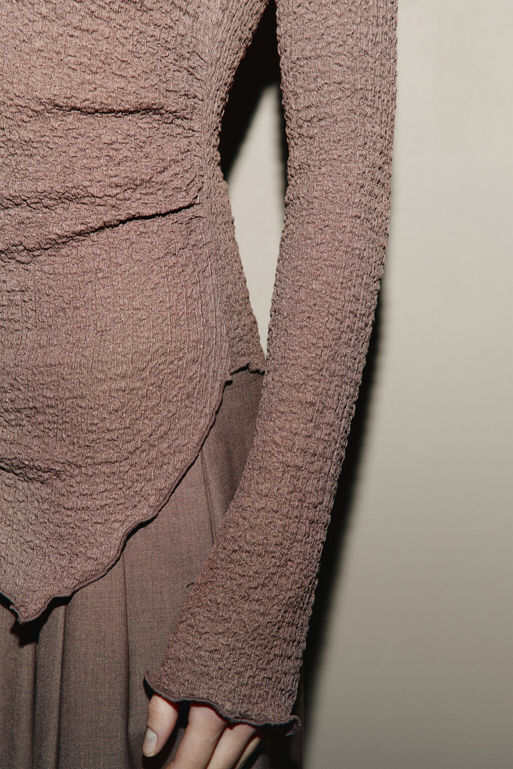 Лонгслив облегающий из жатой ткани - цвет коричневый - 7