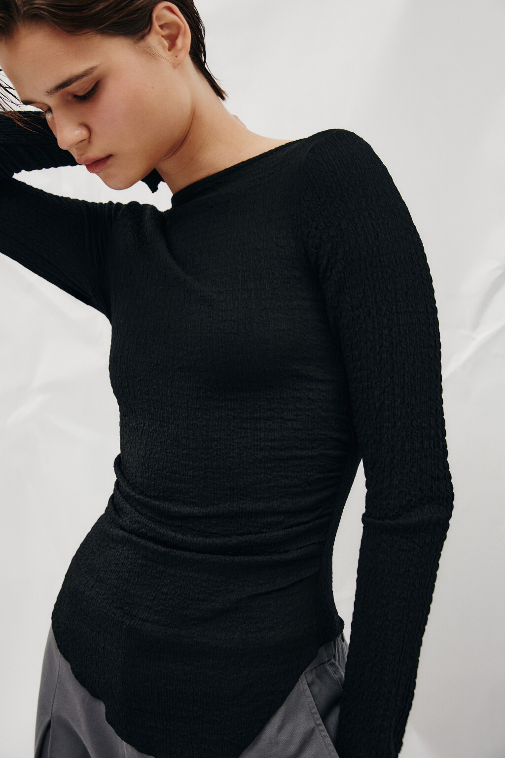 Лонгслив облегающий из жатой ткани - цвет черный - 1