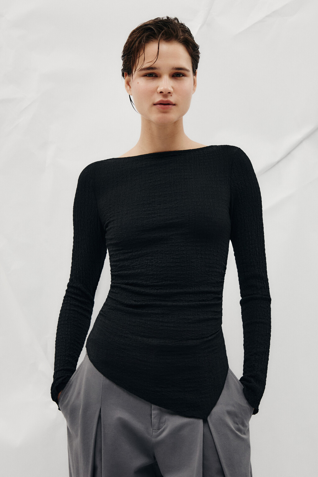 Лонгслив облегающий из жатой ткани - цвет черный - 2