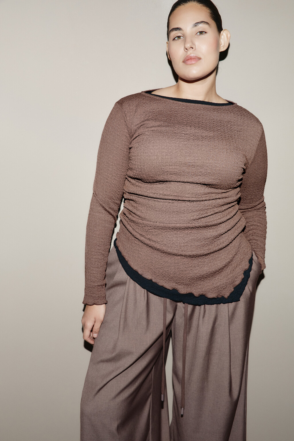 Лонгслив облегающий с асимметричным низом - цвет коричневый - 1