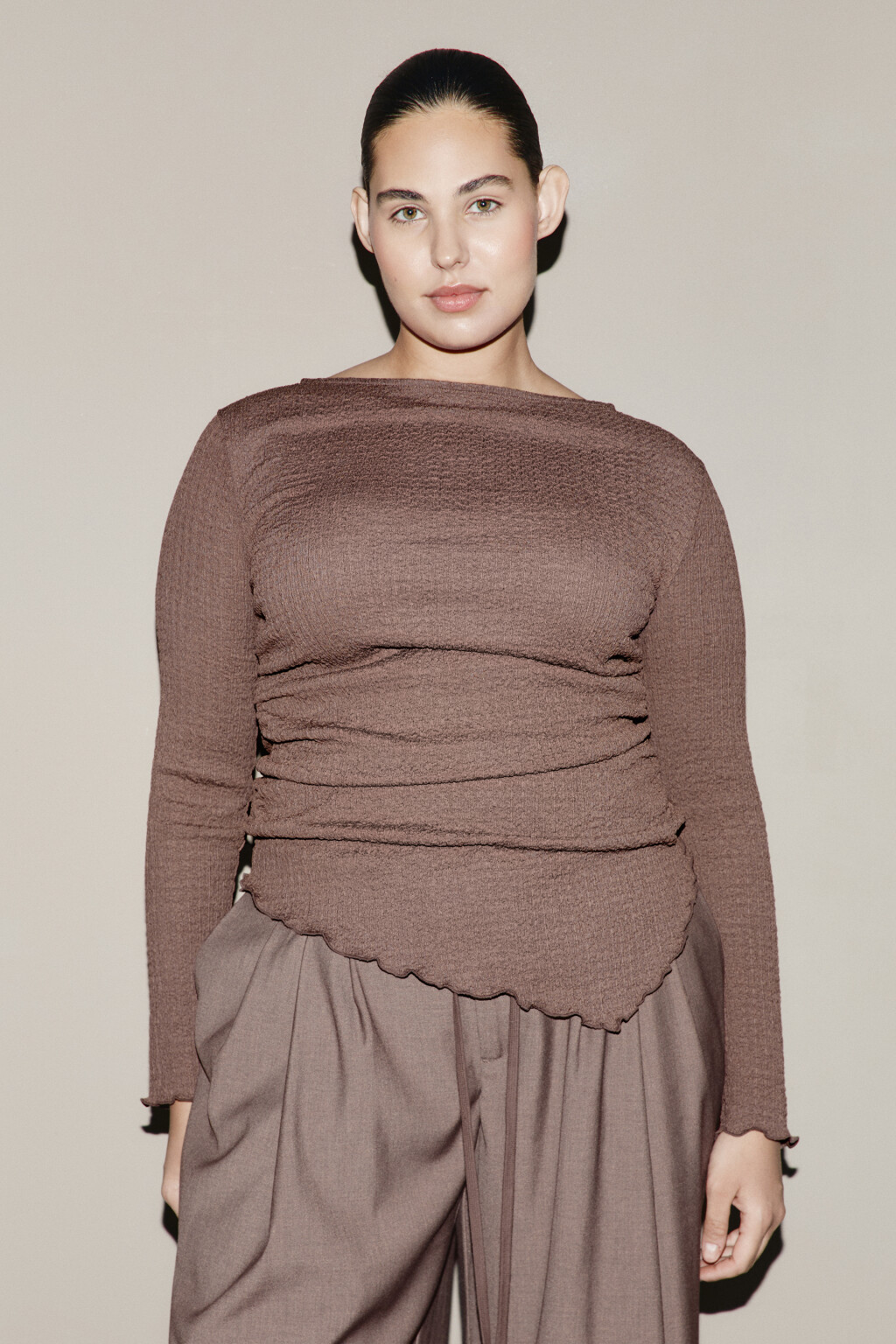 Лонгслив облегающий с асимметричным низом - цвет коричневый - 3