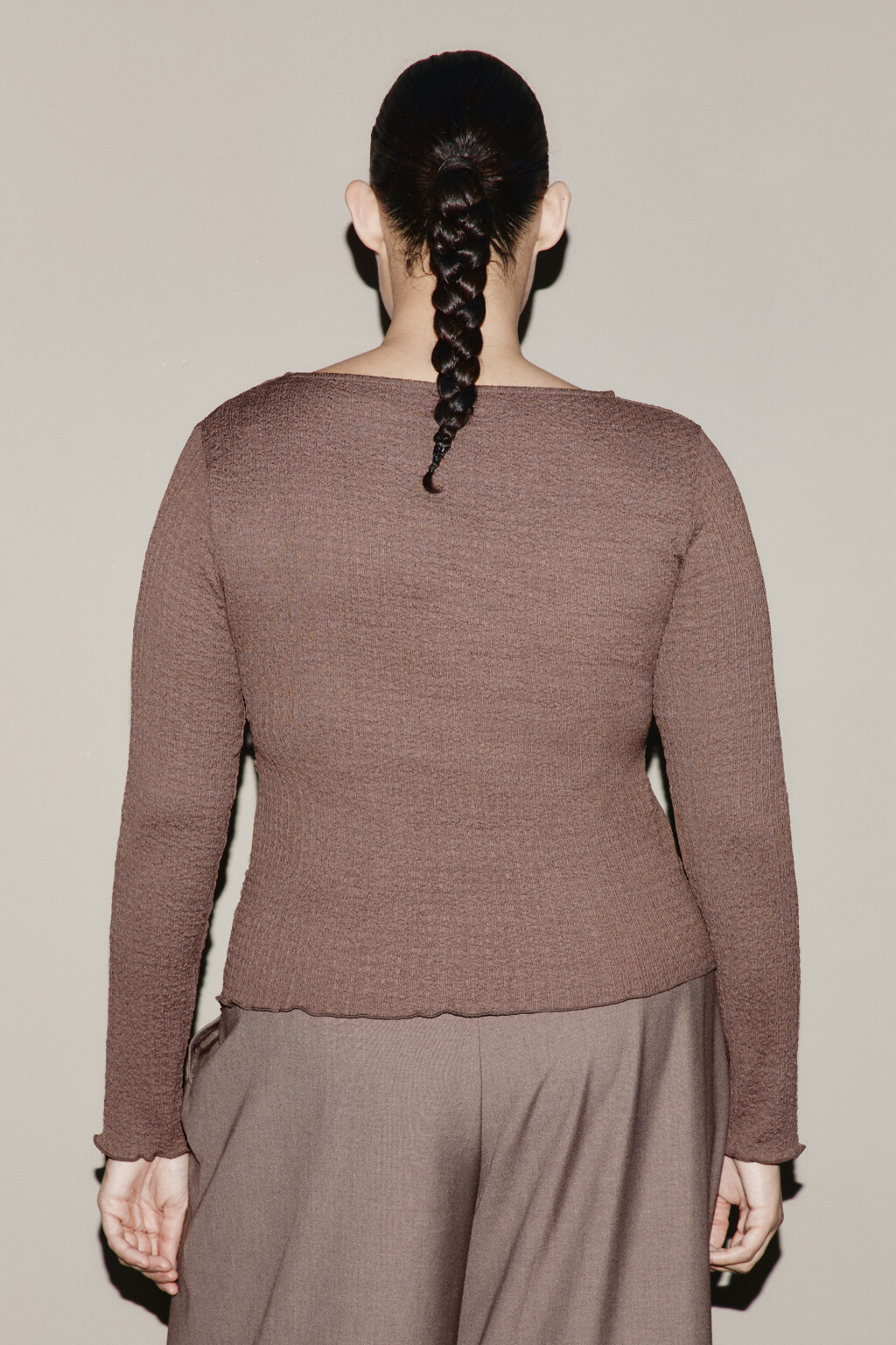 Лонгслив облегающий с асимметричным низом - цвет коричневый - 4