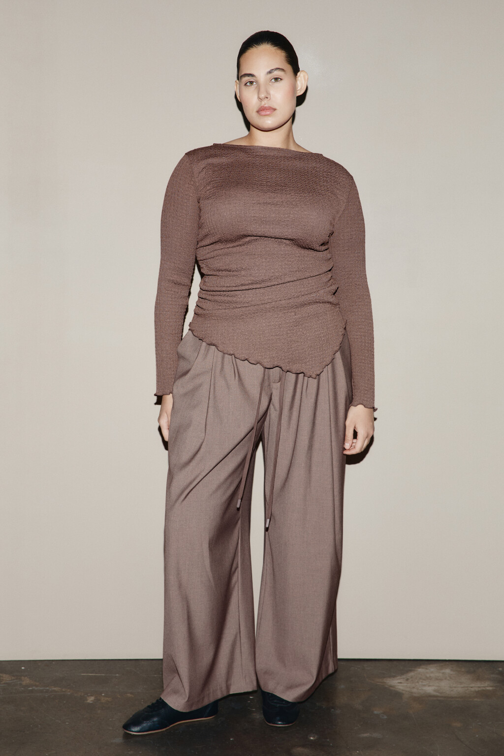 Лонгслив облегающий с асимметричным низом - цвет коричневый - 5