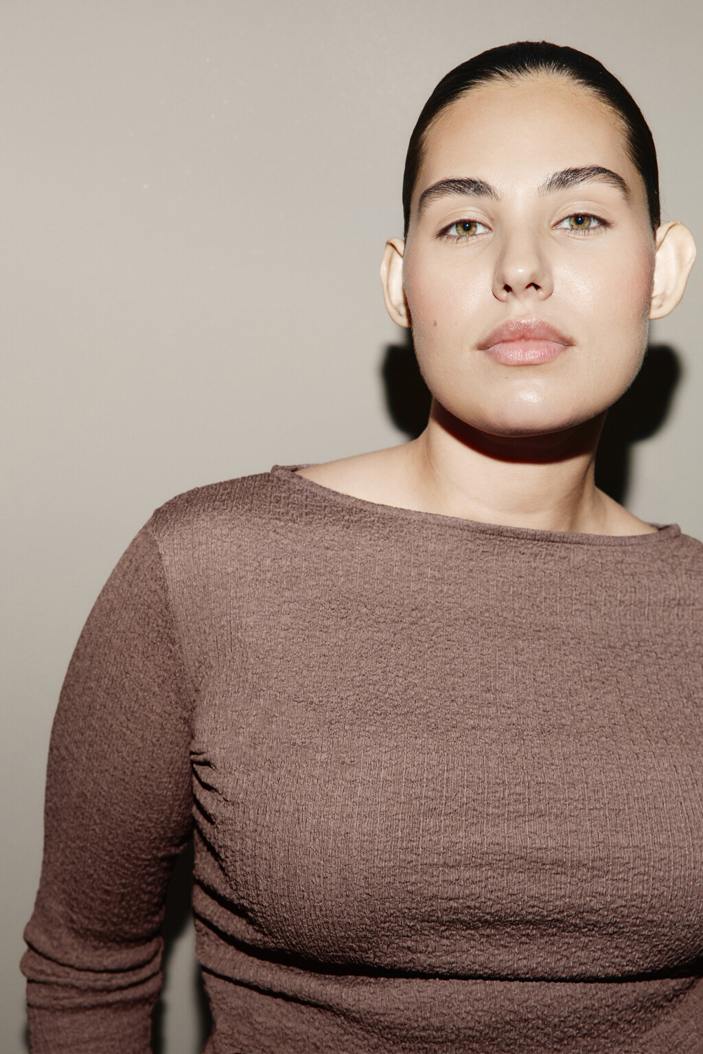 Лонгслив облегающий с асимметричным низом - цвет коричневый - 6