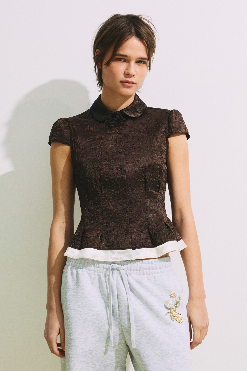 Блузка из жатого сатина - цвет коричневый - 2