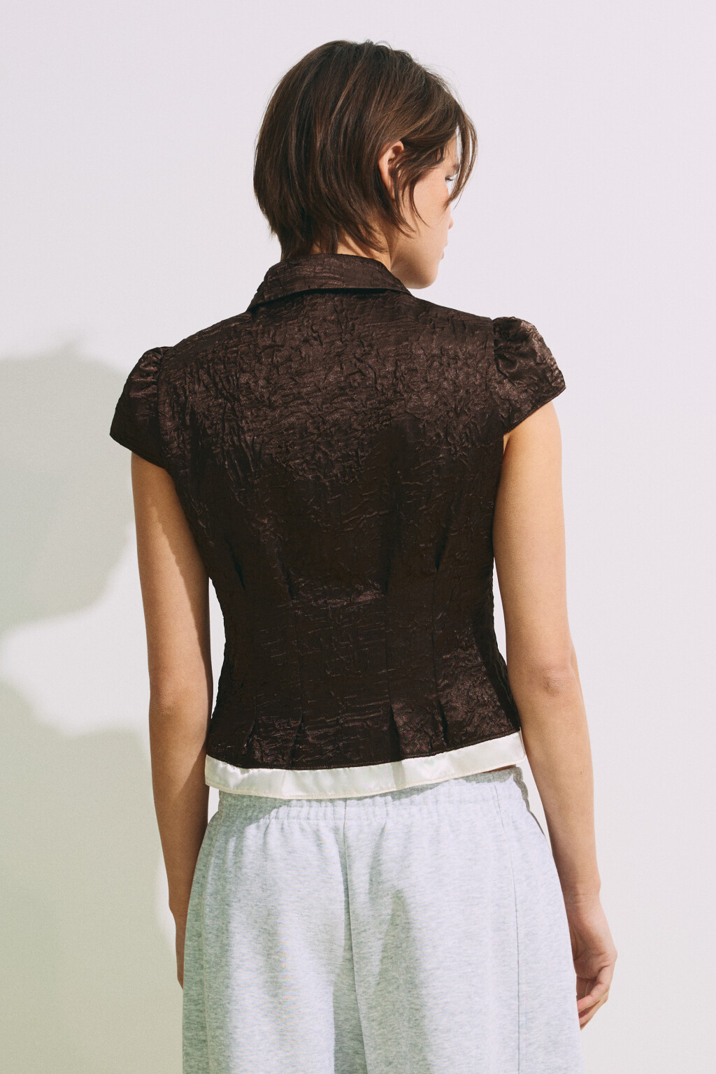 Блузка из жатого сатина - цвет коричневый - 3