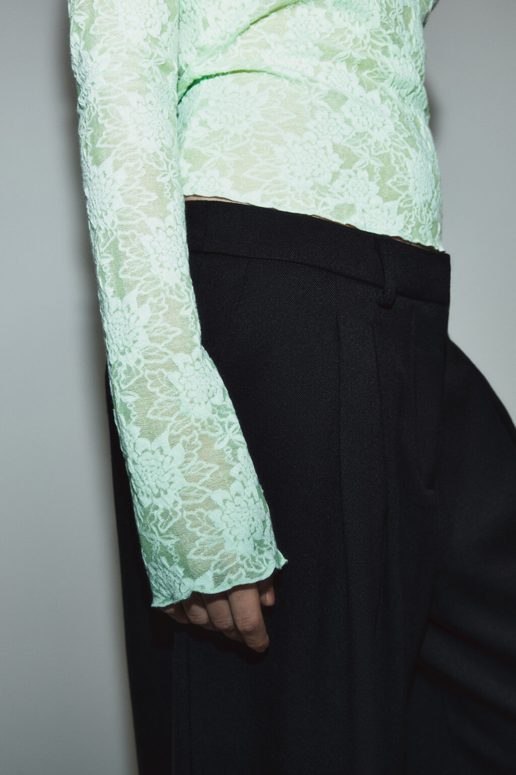 Лонгслив полуприлегающий ажурный - цвет зеленый - 6