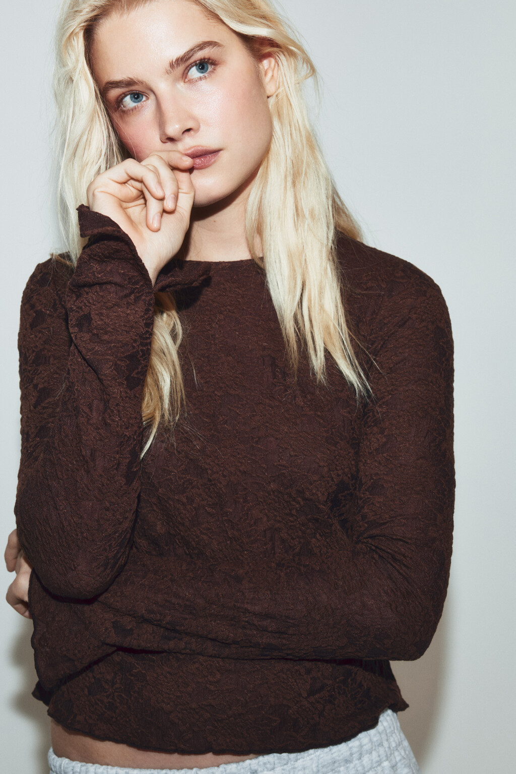 Лонгслив полуприлегающий ажурный - цвет коричневый - 1