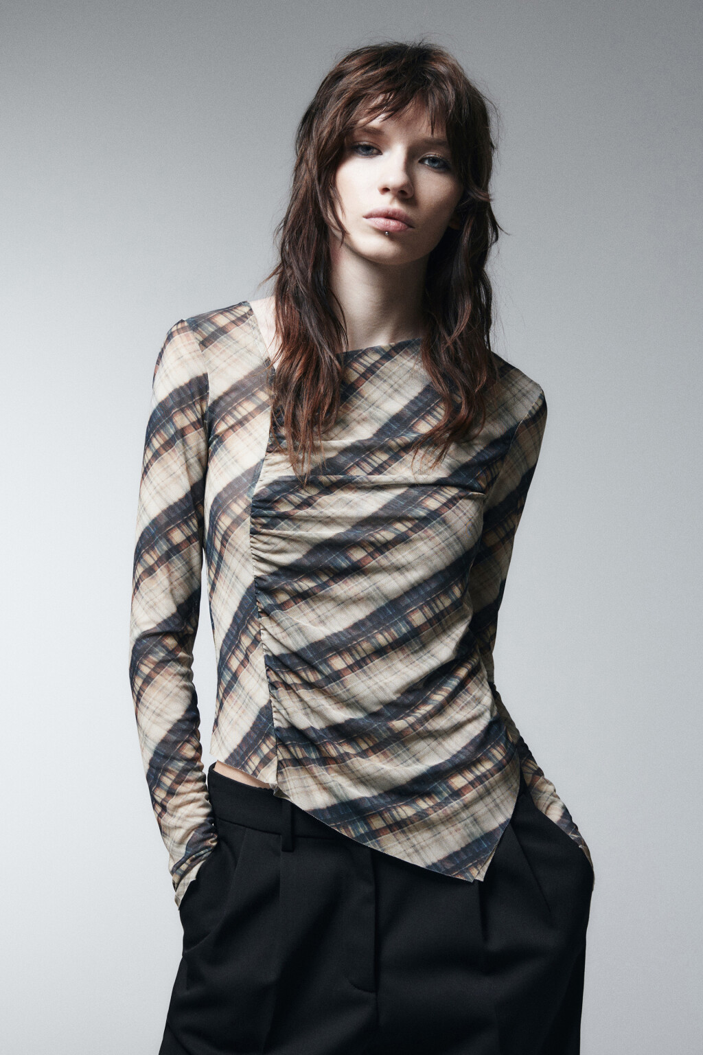 Блузка сетчатая с асимметричным низом - цвет бежевый - 2