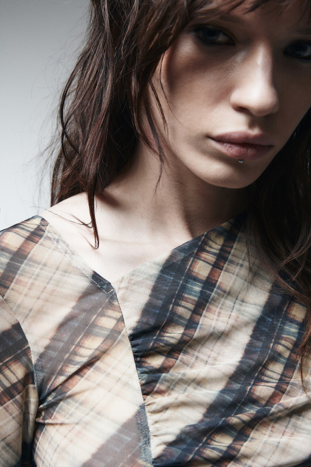 Блузка сетчатая с асимметричным низом - цвет бежевый - 5