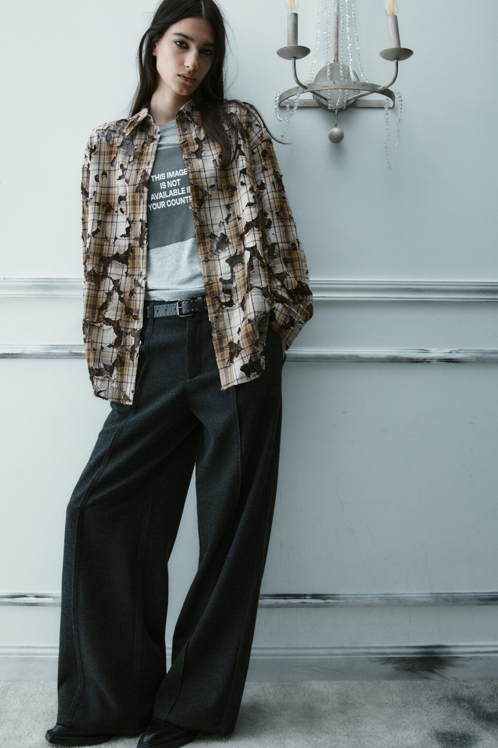 Рубашка рваная с кружевным подслоем - цвет коричневый - 1